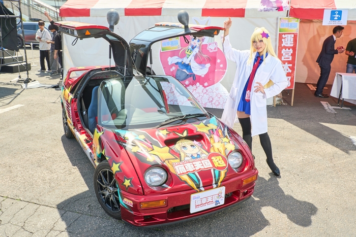 参加車両とコスプレイヤー(2024年開催時の様子)