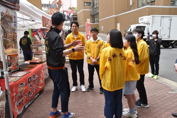 山根支部長と話す学生たち