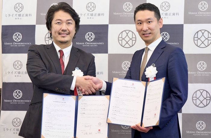 包括的業務提携に関する基本合意書を交わすミライズウェルメディカルグループCEO・富田大介(左)と医療法人社団新正会理事長・安藤琢真氏(右)。