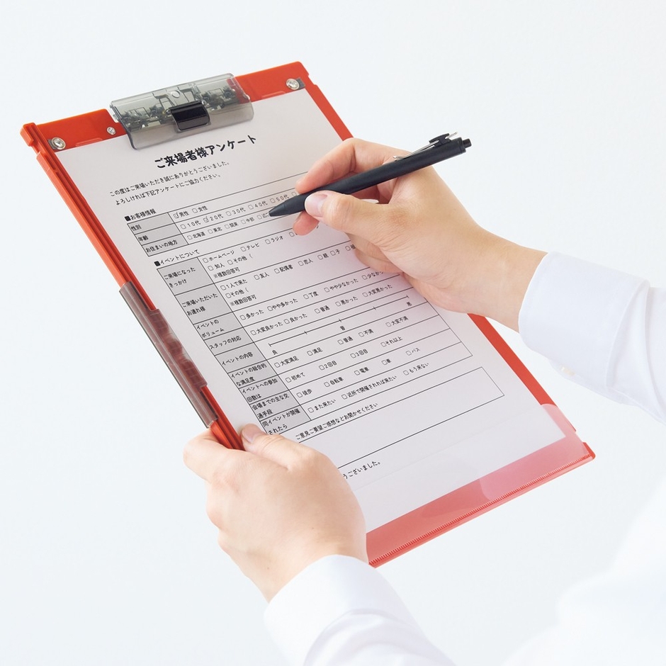 本体がフラットに固定されるので、立ったままでも記入することができます。