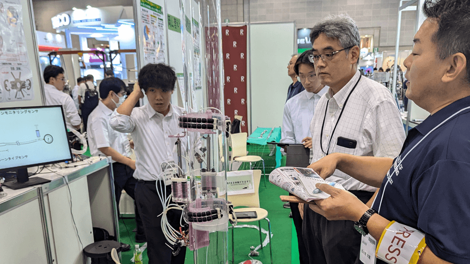 配管検査ロボットについて説明する赤木教授(右から2人目)