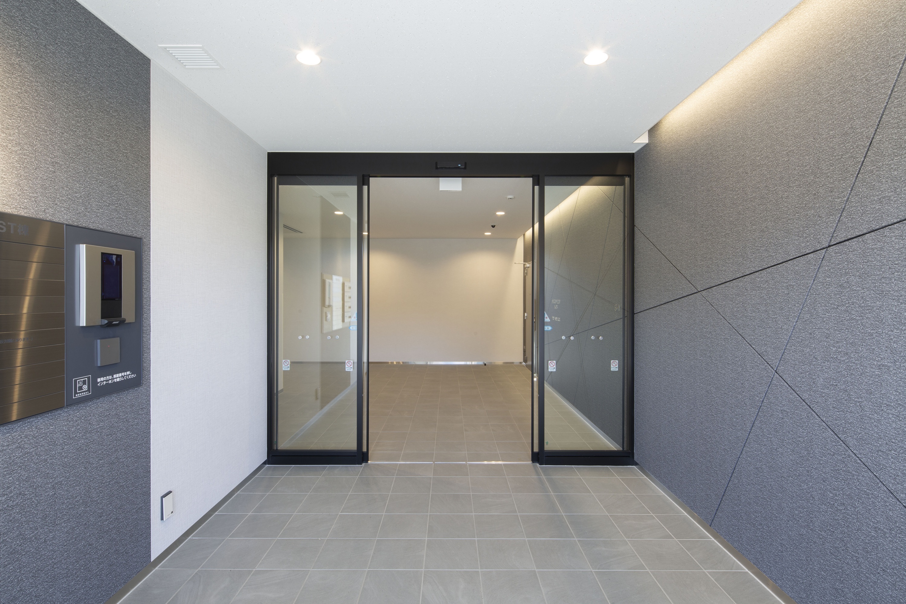 東側エントランス