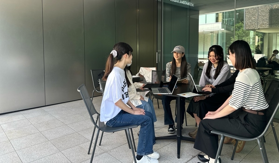 イベントの打ち合わせをする国際学部生の様子