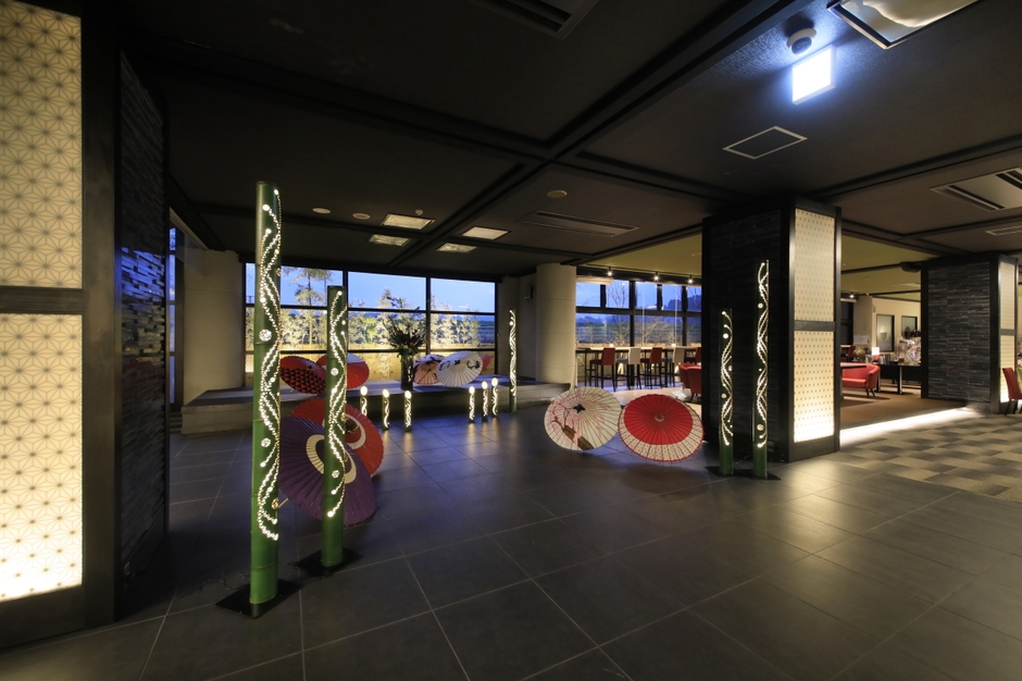 竹の灯りと赤い番傘が印象的なロビー　