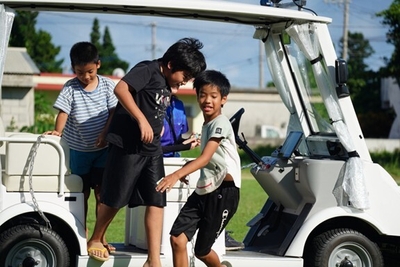 自動運転カートに乗車する子どもたち