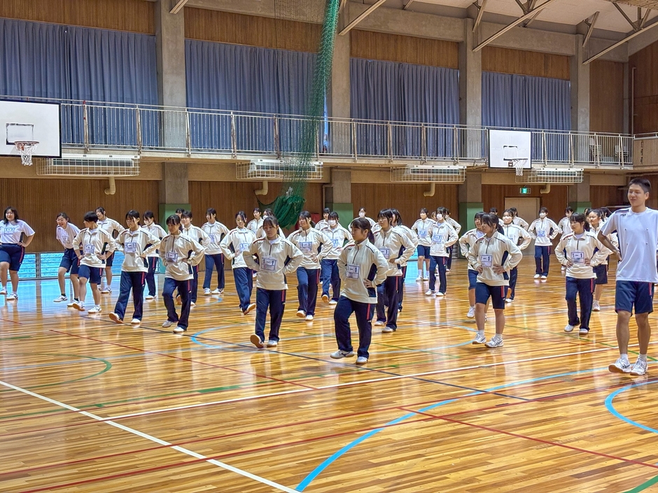 ラインダンス講座を受ける生徒たち