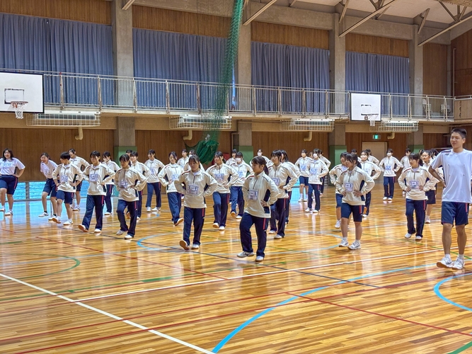 ラインダンス講座を受ける生徒たち