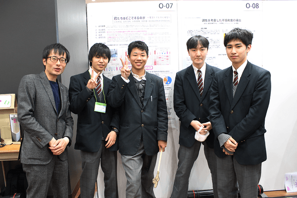 男子トイレの心理学を研究した理大附属高３年の（左から２人目から順番に）小寺さん、川西さん、大西さん、雲岡さん。左端は野田利之教諭