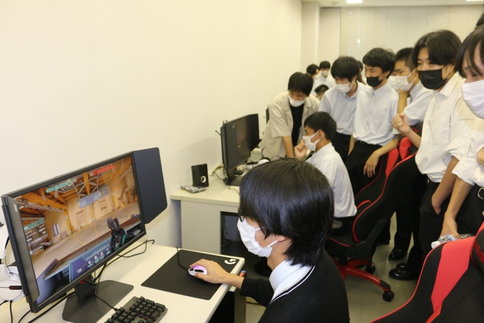 e-sports同好会の体験コーナーの様子