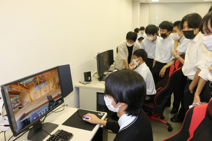 e-sports同好会の体験コーナーの様子