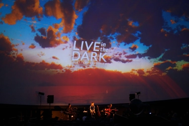 Do As Infinity、笹川美和の振り替え公演が決定 プラネタリウムでの音楽ライブイベント 『LIVE in the DARK』が復活