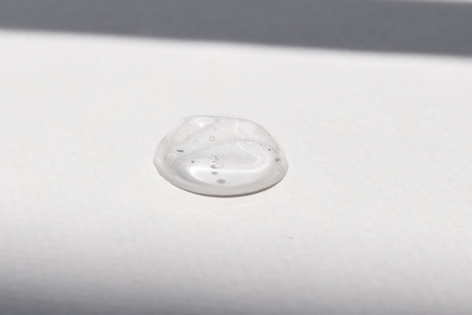 手によく馴染み、うるおいを保つジェルタイプ。