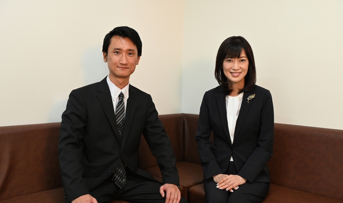 佐藤直人(左)と松本真由美氏(右)