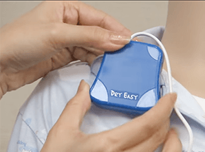 襟元・腕に取り付け可能