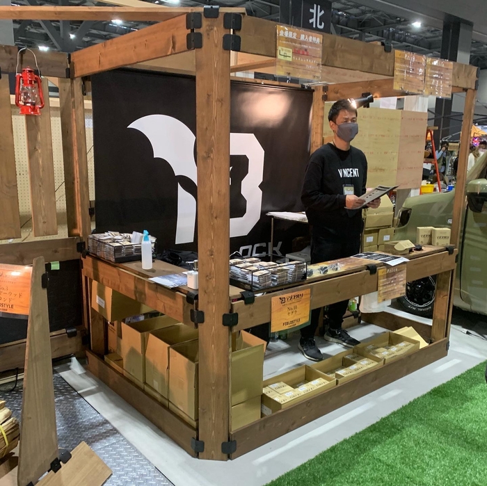 出展ブースをテツコウモリで組立て