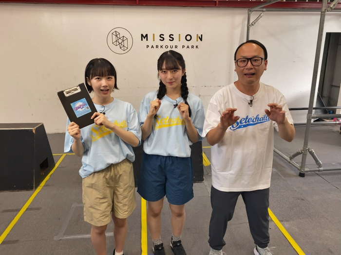 左から　甲斐心愛（STU48）、今村美月（STU48）、トレンディエンジェルたかし