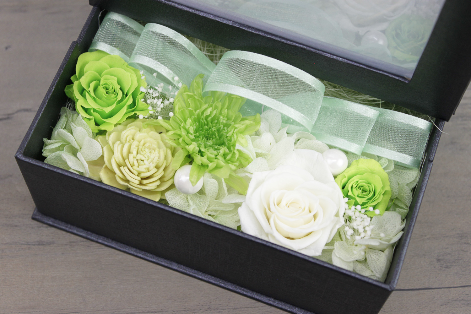 菊のお花を使い統一感のあるカラーで仕上げた温かみのあるアレンジです(3)