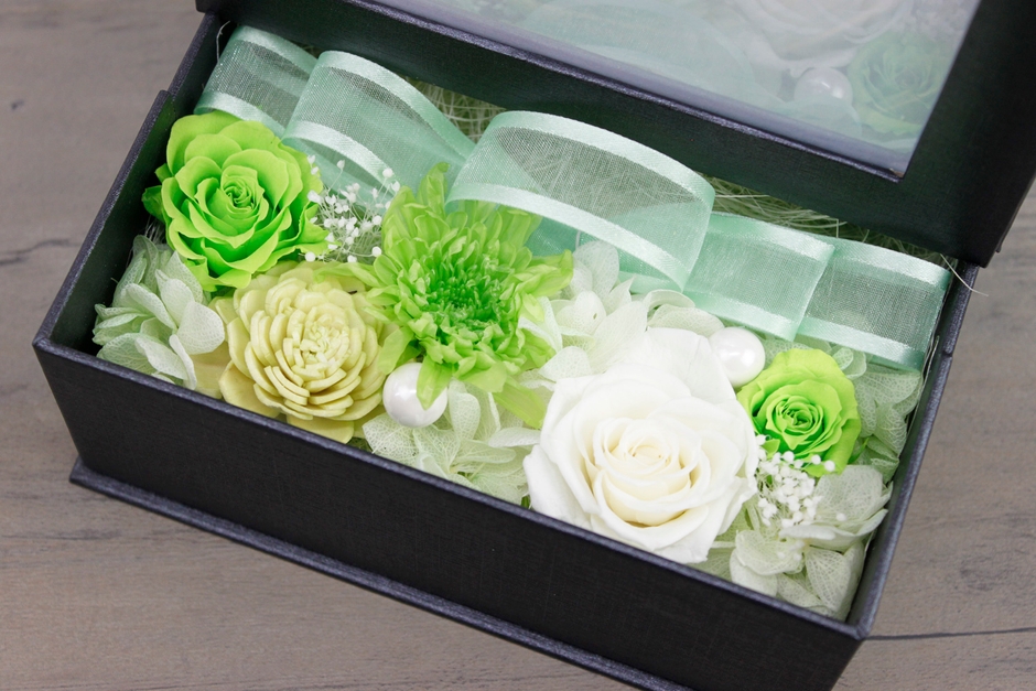 菊のお花を使い統一感のあるカラーで仕上げた温かみのあるアレンジです(3)
