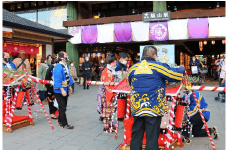 昨年の宝恵駕篭社参巡行の様子(嵐山駅)