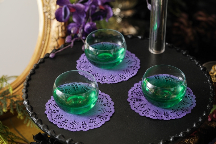 ▲“魔法の薬”マスカットジュレ 真っ赤な林檎を毒林檎に変えてしまう “魔法の薬”をイメージしたジュレ。 マスカットの果汁で爽やかな味わい。