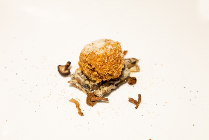 普段とんかつでは使用されないウデなどの”余りやすい部位”をミンチにし、ラザニア仕立てにした上でカツにした「ラザカツ」。