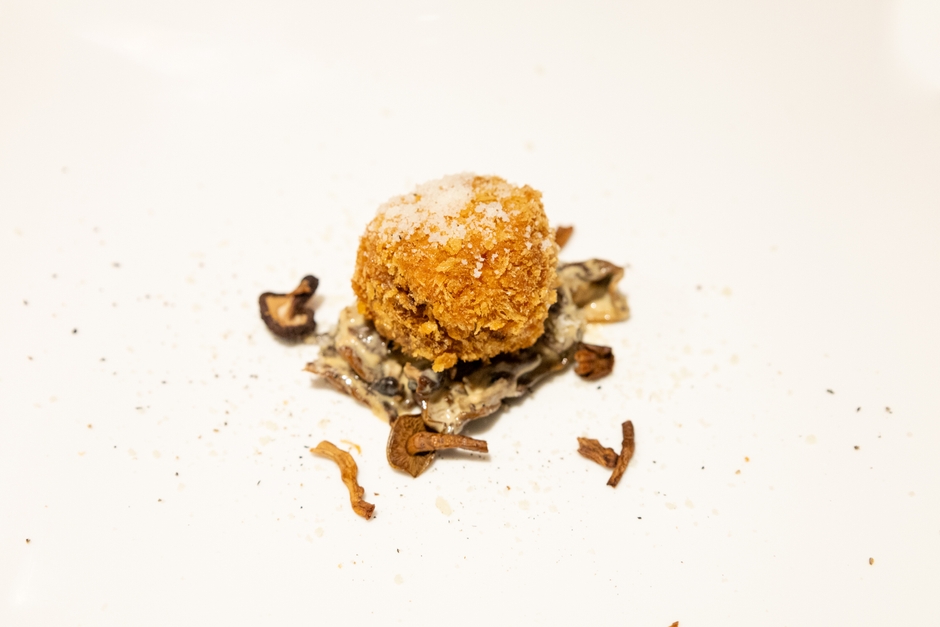 普段とんかつでは使用されないウデなどの”余りやすい部位”をミンチにし、ラザニア仕立てにした上でカツにした「ラザカツ」。