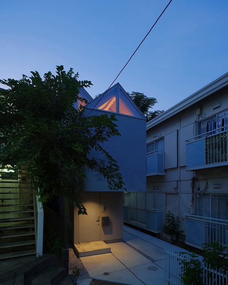 外観・夜(写真：鳥村鋼一)