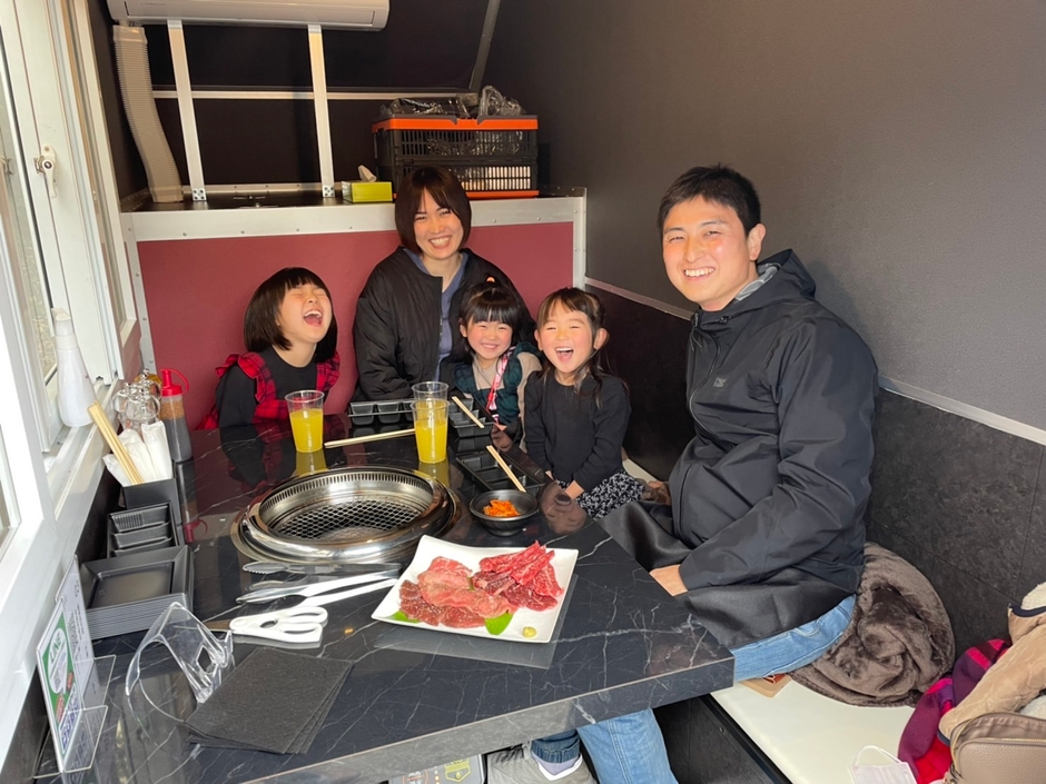 焼肉BOX内で食事をする家族