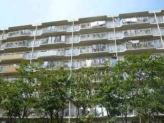 【納入事例レポート】あ、ここにも杉田エース！Vol.111築34年の集合住宅大規模修繕工事。ベランダや階段の目隠しの目的でポリカーボネートを納入させていただきました。