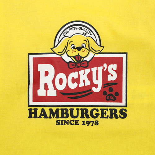 「ペット Tシャツ Rocky」勢いあるワンちゃんが目印のおしゃれな看板風デザインです。