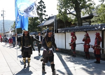 秋の信州 小諸を「甲冑でカッ歩」！ 徳川軍勢38,000人が辿った街道とご当地グルメを楽しむ