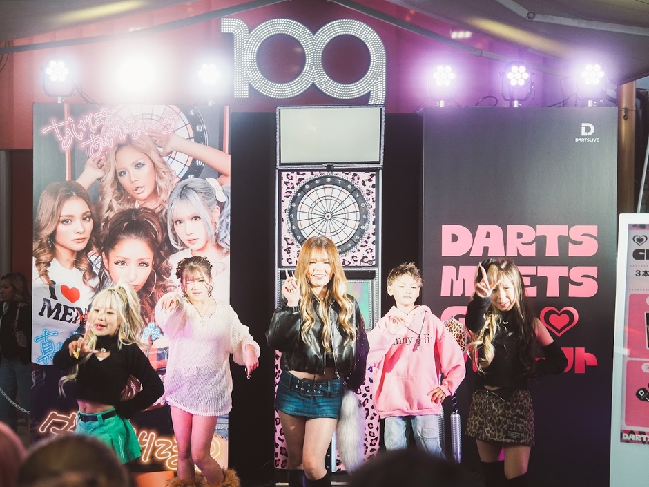 パフォーマンスを披露するKOGYARU(1)