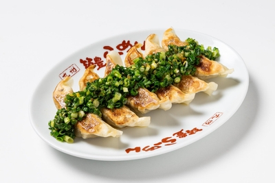 特製の「ねぎ塩レモンダレ」たっぷりの『ねぎ塩レモン餃子』（標準価格：490円（税込））