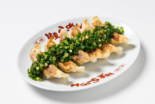 特製の「ねぎ塩レモンダレ」たっぷりの『ねぎ塩レモン餃子』(標準価格:490円(税込))