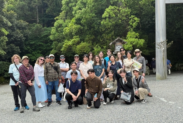 外宮鳥居前で記念撮影に臨む国際交流ゼミに参加した学生ら