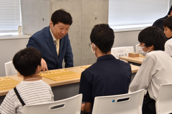 指導対局に臨む杉本八段