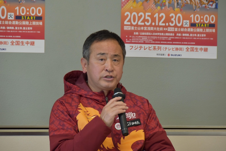 プレスインタビューに答える米田監督