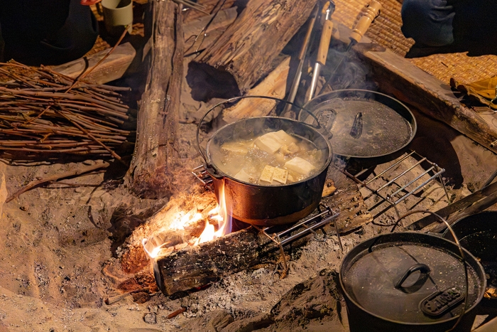 囲炉裏を囲んでの夕食/朝食