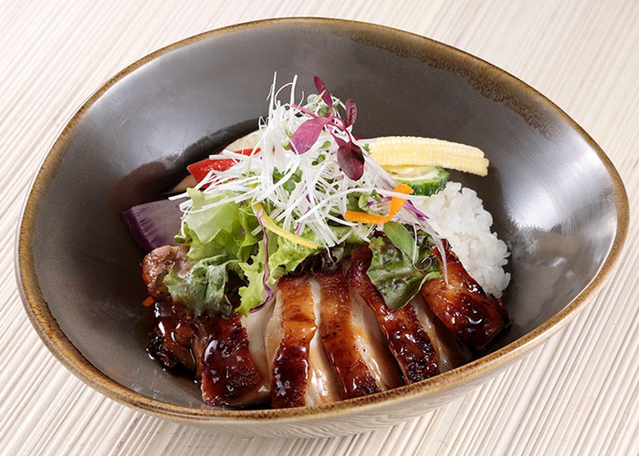 福岡県産はかた地どりの香り焼き丼~全国応援野菜もご一緒に~