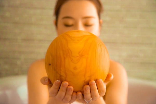 京都檜の間伐材で作る、世界にひとつのひのき玉 「森の満月」がクラウドファンディングを開始