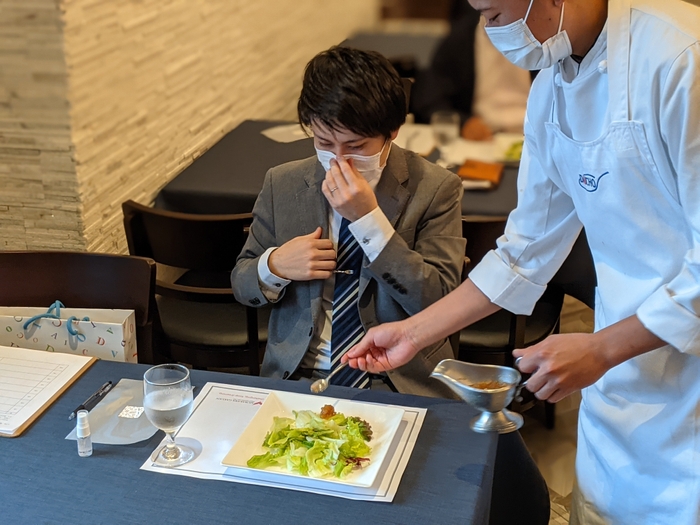 学生考案のドレッシングを試食・評価