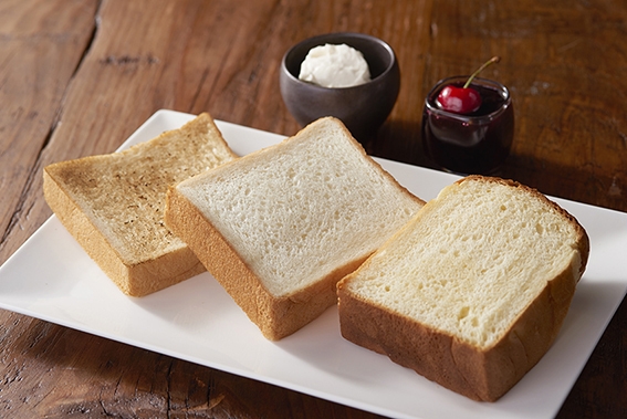 「極上 鎌倉生食パン」2種と店内限定「鎌倉プレミアムブレッド」を一皿にした「極上 鎌倉食パン3種食べ比べセット」(1,350円/税別)