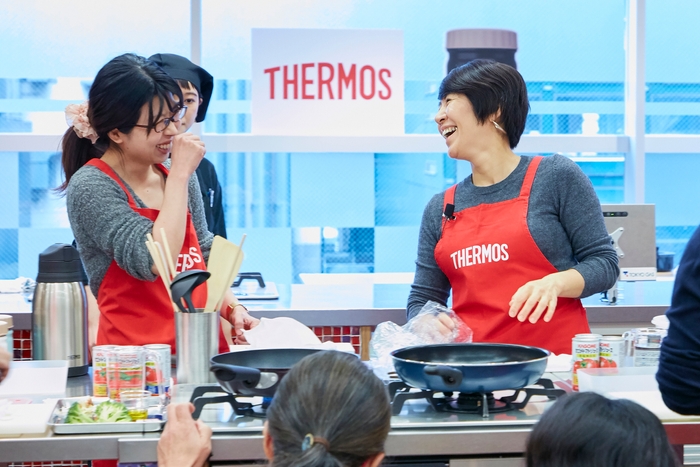 「トマトとパンのチーズスープ」を参加者と実践調理