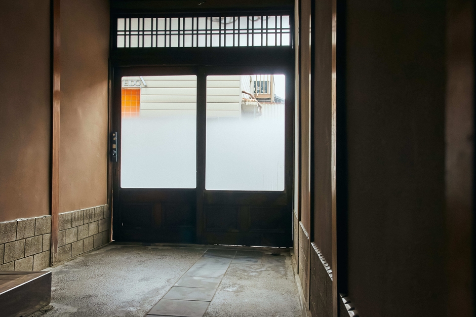 柔らかな外光が差し込むエントランス