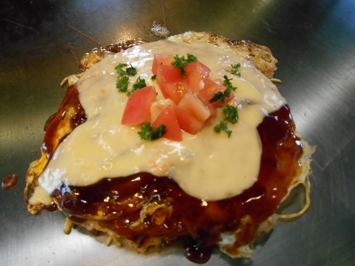 女性に人気!トマトとチーズのお好み焼