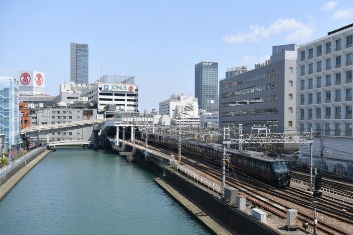 横浜駅を出発する列車