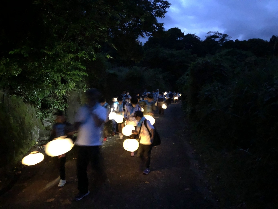 提灯を片手に散策をする(画像はイメージです)