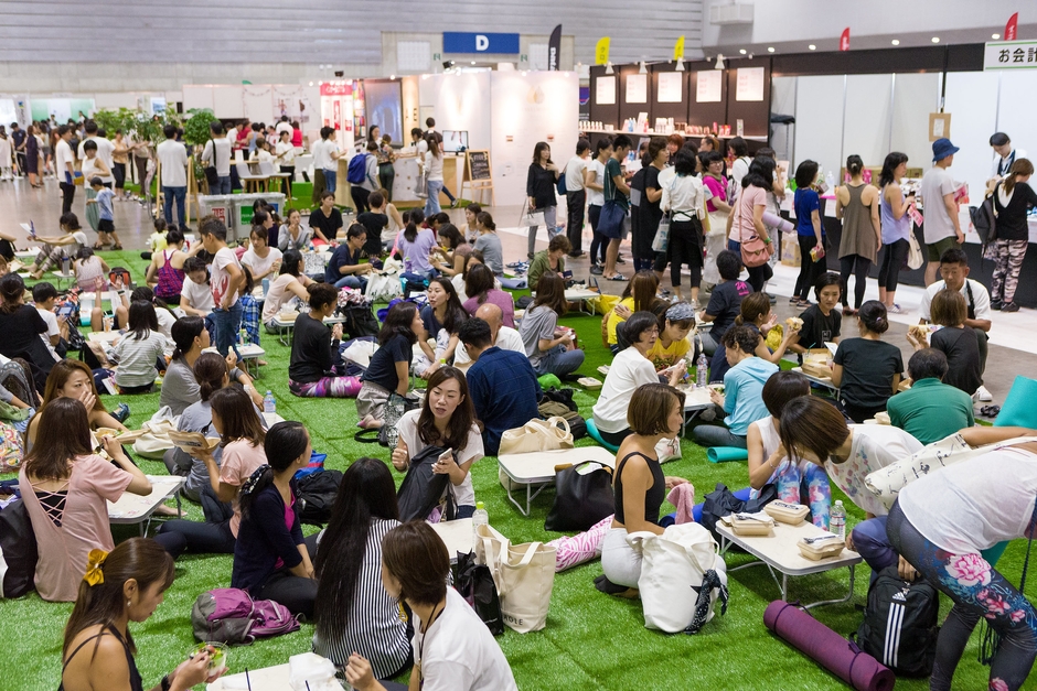 ゆっくりくつろげる芝生の休憩エリア