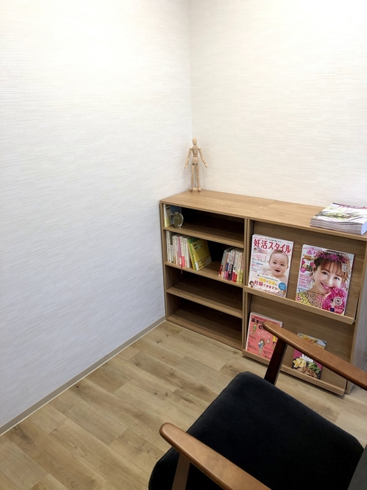 妊活本や雑誌を備えた図書コーナー(まだまだ増えます!)