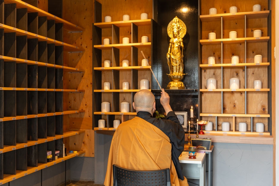 納骨堂では毎月僧侶による手厚い供養を